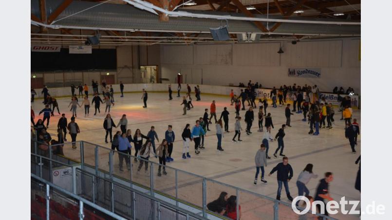 Groß war der Andrang der Besucher bei der ersten Eislaufdisco zu Beginn der neuen Saison. Bild: jr
