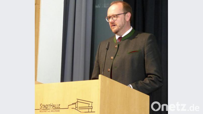 Landrat Andreas Meier stellt die Notfallmappe und die Notfalldosen vor. Bild: Schönberger, Ferdinand [fsb]