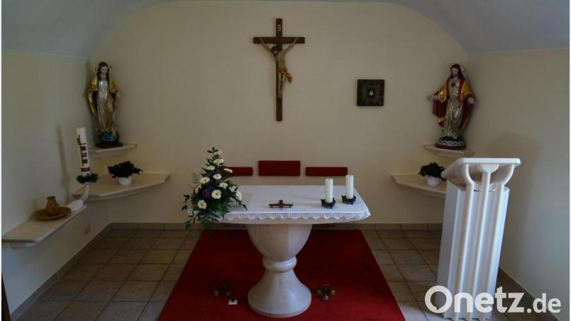 Anlässlich des Jahrestags der Weihe der Kapelle in Neuersdorf wurde diese renoviert und erstrahlt nun in neuem Glanz. Pfarrer Irlbacher segnete die neu renovierte und neu angeschaffte Ausstattung des Altarraums. Bild: ads