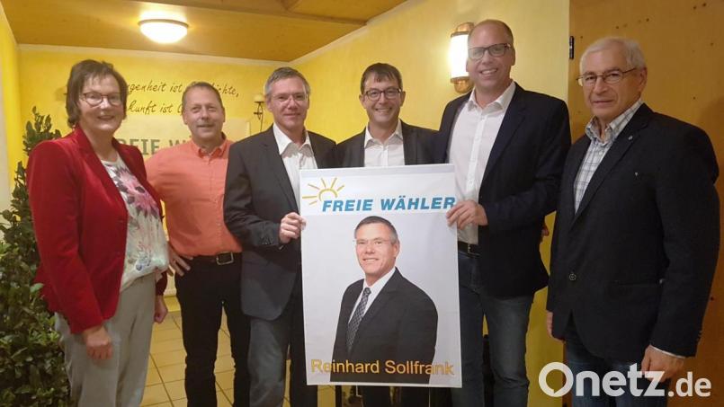 Reinhard Sollfrank (Dritter von links) geht für die Freie Wählergemeinschaft Parkstein ins Rennen um den Bürgermeistersessel im Landrichterschloss. Über die Bereitschaft für dieses Amt zu kandidieren freuen sich Vorsitzender Josef Langgärtner (rechts), Stellvertreter Josef Burkhard (Zweiter von links) und Beisitzer und Marktrat Martin Bodenmeier (Vierter von links). Bild: bey