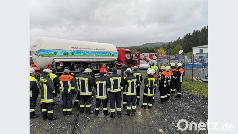 Ein Mitarbeiter erklärte den Aufbau und die Einrichtung eines Gastanklastkraftwagens. Bild: mde