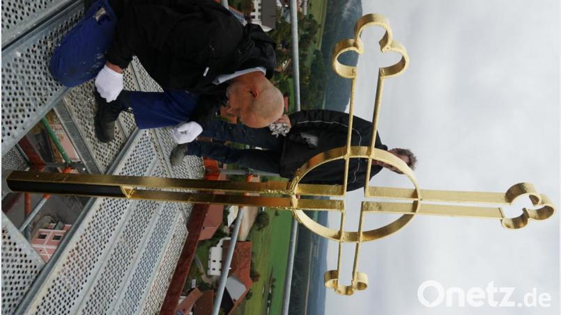 Die Mitarbeiter der Firma Haber und Brandner – zuständig für die Restaurierung und Neu-Vergoldung des Turmkreuzes - geleiteten das Turmkreuz mit Aufzug und Muskelkraft bis zur Spitze des Kirchturms, wo es enthüllt und befestigt wurde. Die Vorbereitungen waren schon getroffen. Bild: ads