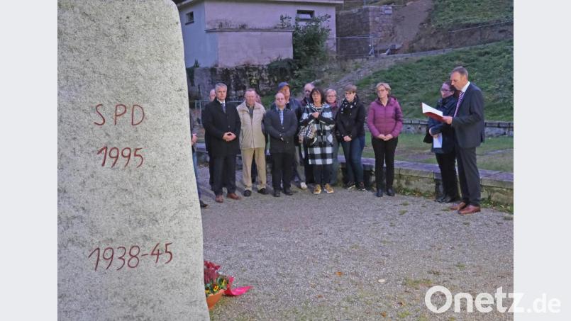 Eine nachdenkliche Stimmung beim Treffen am "Stein des Anstoßes": Natascha Kohnen (Dritte von rechts) sah sich erstmals in der KZ-Gedenkstätte um. Bild: nm
