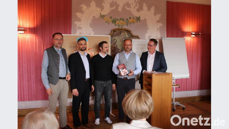 Ludwig Mehler (für Paulus Mehler), Alexander Herzner, Thomas Franz, Thomas Völkl und Prof. Thorn Kring stellen das Buch "Führung neu gedacht – die christliche Komponente" vor. Bild: sne