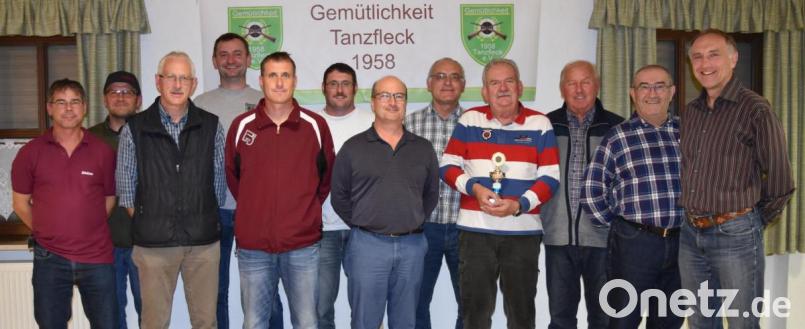 Beim Schützenverein Tanzfleck ermitteln die Reservisten aus der Kreisgruppe Oberpfalz Mitte die besten Luftgewehr- und Luftpistolenschützen (von links): Christian Ertl, Thomas Neugebauer, Heinz Peter Ertl, Armin Linhard, Jürgen und Richard Pröm, Markus Gebhard, Manfred Fuchs, Franz Mitterberger,, Rudolf Kummert, Gerhard Lindthaler und Kreisvorsitzender Bertram Gebhard. Bild: bö