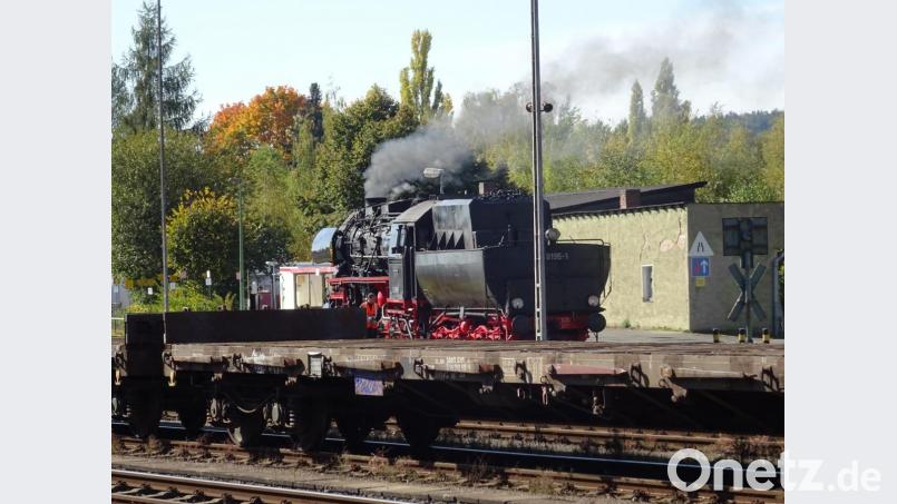 Sichtbehinderung auf die Dampflok durch abgestellte Waggons. Bild: Dobmeier