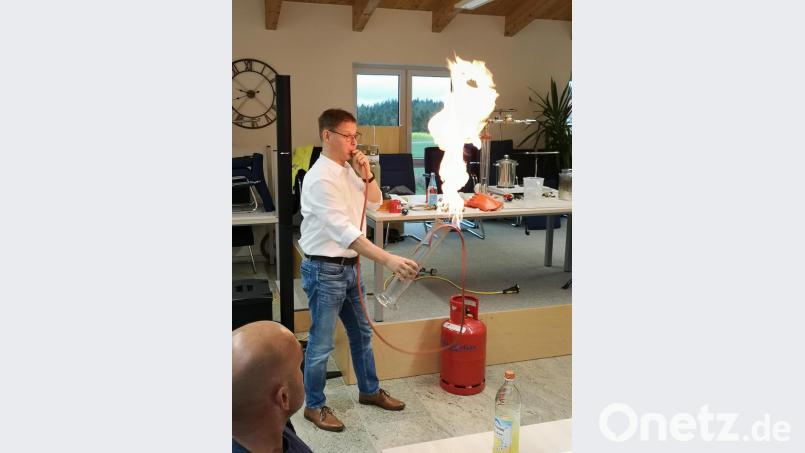 Der technische Leiter der Firma &quot;Drachgen-Gas&quot;, Uwe Swarowsky, führte vor, wie sich Flüssiggas, welches mit Luft verwirbelt wird, verhält und sich das Gas-Luftgemisch beim Kontakt mit einer Zündquelle verhält. Bild: mde