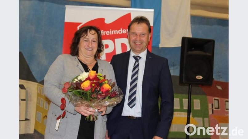 Bundestagsabgeordnete Marianne Schieder hielt beim Jubiläum 100 Jahre SPD Pfreimd“ den Festvortrag. Dafür überreichte ihr Ortsvorsitzender Norbert Auer einen Blumenstrauß. Bild: ral