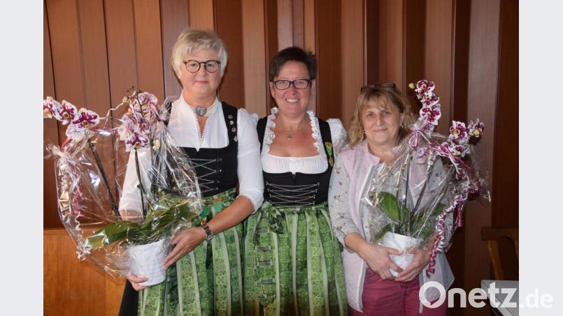Die letzte Amtshandlung für Zweite Schützenmeisterin Angelika Schöpper (Mitte) war die Ehrung von Anni Hofmann (rechts) und Doris Doktor-Koller (links) für langjährige Mitarbeit. Bild: bö
