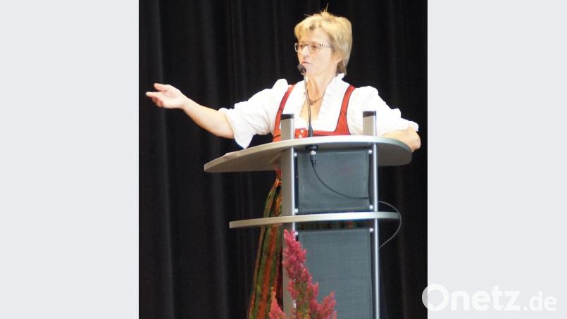 Lisa Wilhelm führte gekonnt mit humorvollen Texten und Witzen durch das abwechslungsreiche Programm. Bild: weu