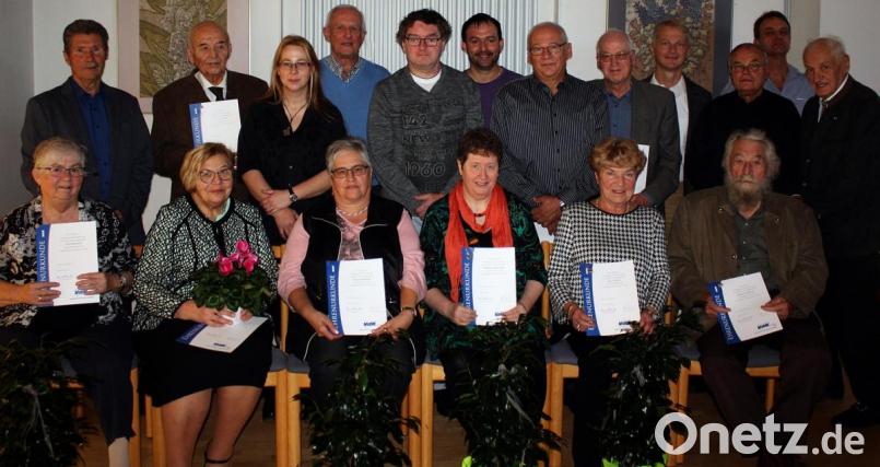 Vorsitzender Karl Stöckl (rechts stehend) ehrt langjährige Verbandsmitglieder. Herbert Kühner (vorne rechts sitzend) etwa ist mit seinen 88 Jahren schon 60 Jahre beim VdK. Bild: R. Kreuzer