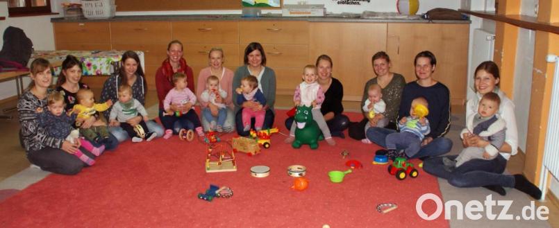 Die Krabbelgruppe &quot;Minis&quot; mit der Leiterin Luice Fischer (7v.l.) bei dem Meeting. Bild: agr