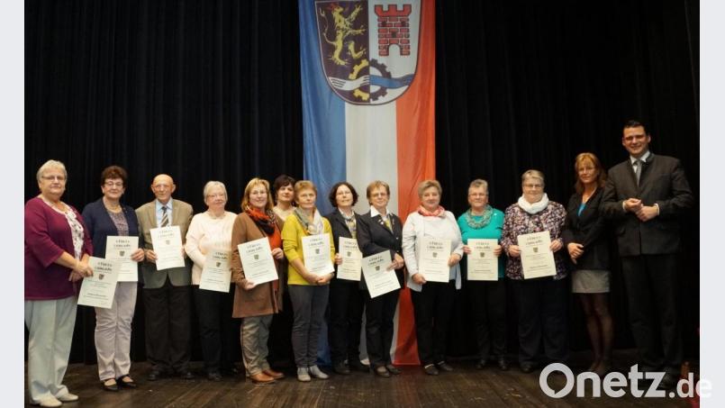 Landrat Thomas Ebeling und Cornelia Kiener (von rechts) gratulierten den Geehrten und überreichten Urkunden und goldene Ehrennadeln an die langjährigen Mitarbeiterinnen und Mitarbeiter sowie Organisatoren in den Seniorenkreisen. Bild: weu