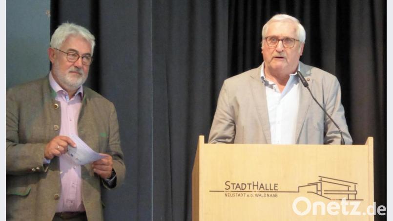 Bürgermeister Troppmann mit Franz Witt von der Arbeiterwohlfahrt, der die Aktion „Essen auf Rädern“ erläutert Bild: Schönberger, Ferdinand [fsb]