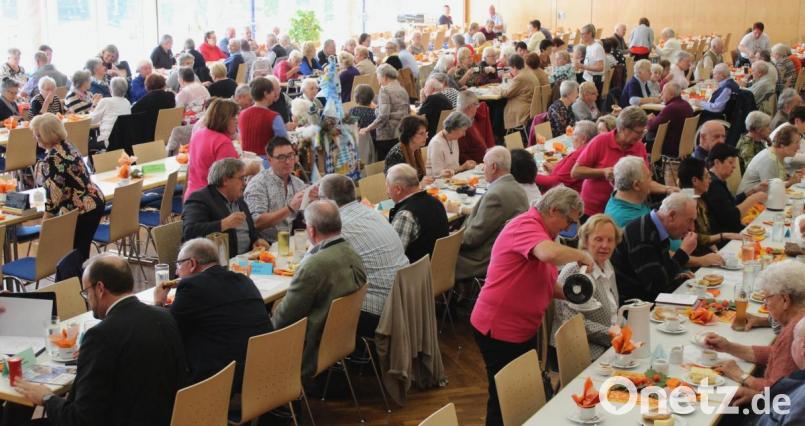 Gemütlicher Nachmittag bei Kaffee und Kuchen beim Seniorennachmittag in der Stadthalle. Bild: Schönberger, Ferdinand [fsb]