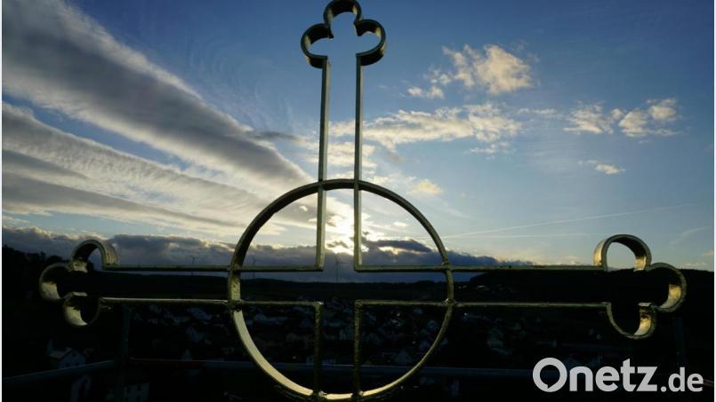Das Wetter sorgte dafür, dass die Erhebung des Turmkreuzes von St. Margareta zum beeindruckenden Ereignis für alle Anwesenden wurde, an der Gott Gefallen zu haben schien. Bild: ads