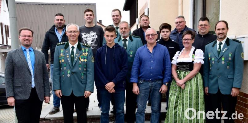 Die Schützen in Mendorferbuch haben gewählt. Neuer Schützenmeister ist jetzt Johann Viehauser (Dritter von rechts). Der neuen Führungsriege gratulierte Bürgermeister Florian Junkes (links). Bild: bö