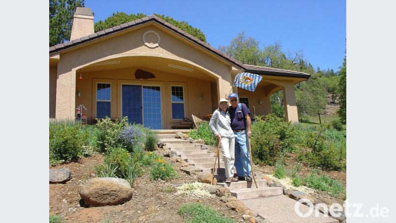 Vor dem Farmhaus von Martha und Peter Schraml weht das ganze Jahr über die bayerische Flagge. Bild: exb