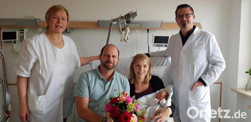 Chefarzt Dr. Michael Rüth und Hebamme Margarete Ackermann gratulieren Mama Tanja und Papa Tobias zur Geburt ihres Sohnes Oskar. Er kam in den ersten Oktobertagen als eines von mehr als 300 Kindern im Jahr 2019 am Krankenhaus Tirschenreuth zur Welt. Bild: Kliniken Nordoberpfalz AG/exb