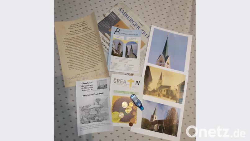 Die Dokumentenrolle wurde von Pfarrer Josef Irlbacher und Kirchenpfleger Anton Gebert bestückt und wurde in der goldenen Kugel unter dem Kreuz befestigt. In die Dokumentenrolle wurden zeitgeschichtliche Dokumente gelegt. Bild: ads