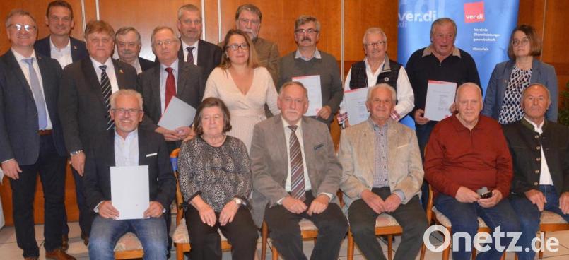 Jubilare, die der Gewerkschaft ver.di seit nunmehr 70, 65, 60 und 50 Jahren die Treue halten, wurden mit Urkunden und Präsenten geehrt. Bild: Kunz