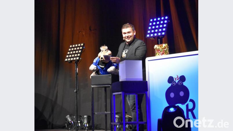 Sebastian Reich und "Amanda" in der Grafenwöhrer Stadthalle. Bild: rgr