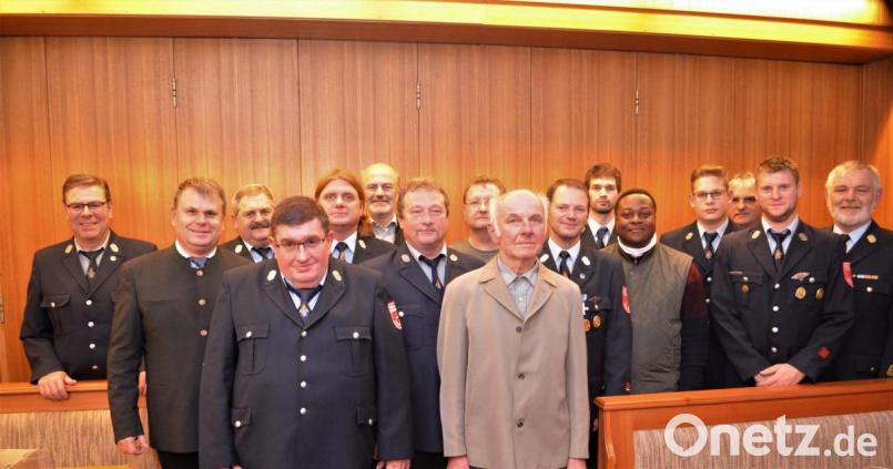 Ehrungen und Beförderungen: Alfons Kraus (vorne, rechts) ist seit 60 Jahren Mitglied in der Feuerwehr Bernstein. Bild: fz
