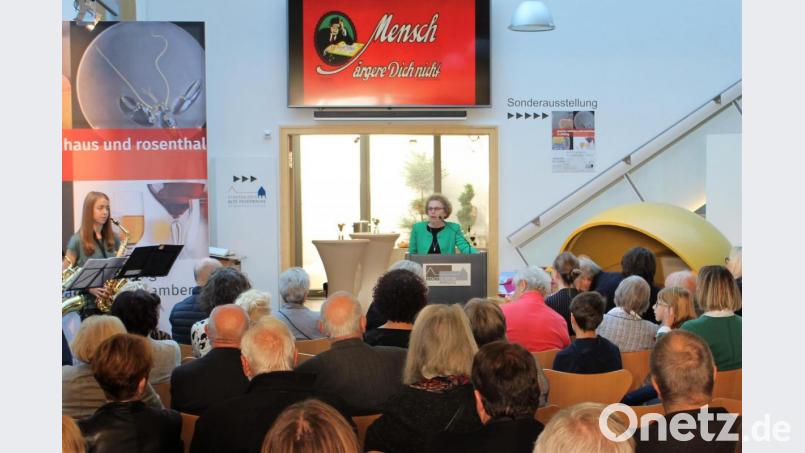 Die Initiatorin des Mensch-ärgere-Dich-nicht-Fiebers, Brigitte Netta, erzählte über die Anfänge von Friedrich Schmidt. Sichtlich gerührt und dankbar zeigte sich die Bürgermeisterin und kürte mit den vergangenen Erfolgen Amberg zur &quot;MäDn-Hauptstadt&quot;. Bild: dwi