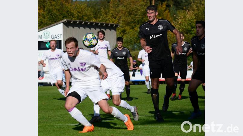 Der Stullner Wolfgang Hesl (rechts) verfolgt, wie sich Simon Polster vom TSV Detag dem Ball stellt. Die Wernberger entführten vom Aufsteiger die Punkte. 	Bild: ham Bild: ham