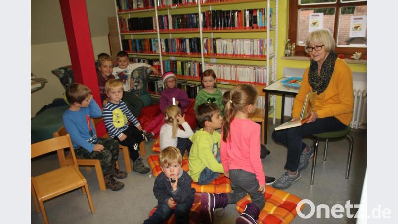 Zweite Bürgermeisterin Christa Zapf las den Kindern in der Stadtbücherei „Bären-Geschichten“ vor. Bild: frd