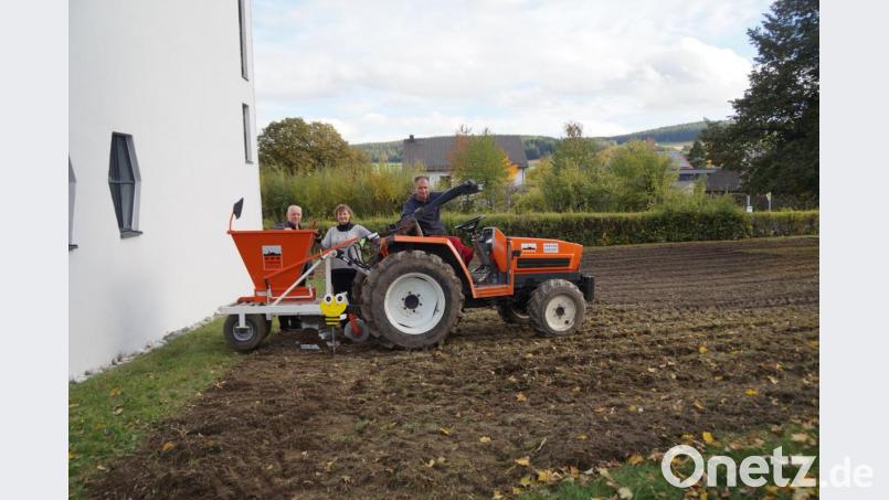 Mit der Pflanzmaschine wurden am Samstag die 12 000 Blumenzwiebeln vor der Auferstehungskirche unter die Erde gebracht. Bild: weu