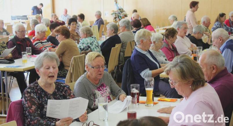 Gemeinsames Singen deutscher Volkslieder im Saal. Bild: Schönberger, Ferdinand [fsb]