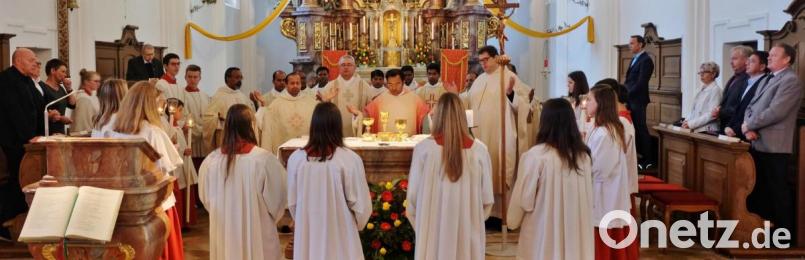 Pater Robin Xavier (Mitte) betet mit den Priestern und allen Gläubigen das „Vater unser“. Bild: rha