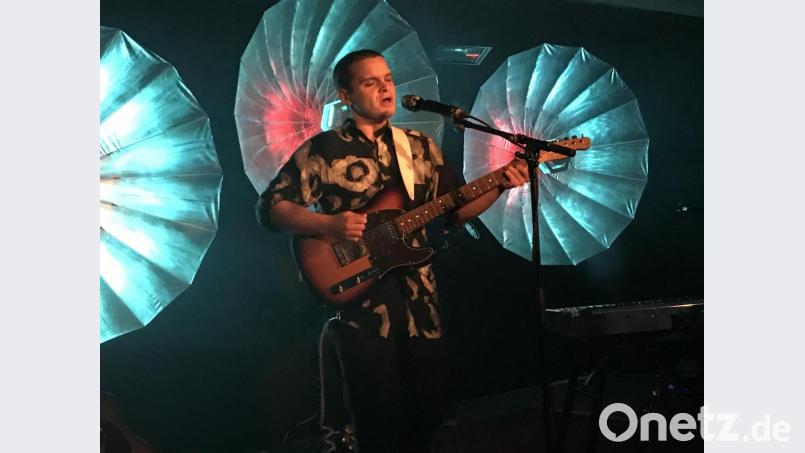 Von Berlin bis nach Weiden hat es Tristan Brusch verschlagen. Er spielt und singt seine selbstgeschriebenen Songs. Bild: hop