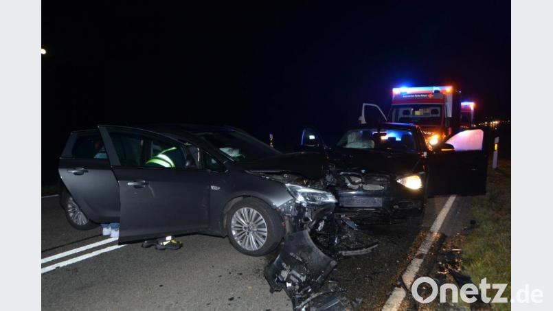 Wegen eines Ausweichmanövers krachen zwei Fahrzeuge ineinander. Bild: dob
