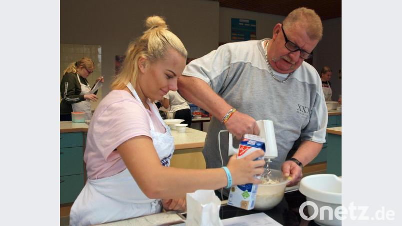Eng arbeiteten Großeltern und Schülerinnen in der Schulküche zusammen – und hatten ihren Spaß dabei. Bild: sön
