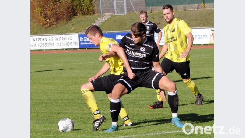 Die beiden führenden Teams der Kreisklasse West lieferten sich einen harten Schlagabtausch: In dieser Szene beharken sich Neusorgs Michael Dörfler (Mitte), Schütze zum 1:0, und die Windischeschenbacher Hannes Neumann (links) und Alexander Benner. Bild: heh