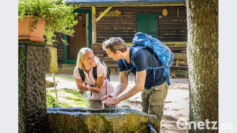 Ein klassischer Nurtschweg-Moment: erfrischende Pause an der Blockhütte bei Bärnau. Bild: Tourismuszentrum Oberpfälzer Wald/Thomas Kujat