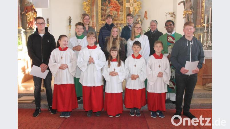 Pfarrer Julius Johnrose (Zweiter von rechts) freut sich über die fünf neuen Ministranten und sagt den ausgeschiedenen Messdienern &quot;Vergelt&#039;s Gott&quot;. Bild: pi