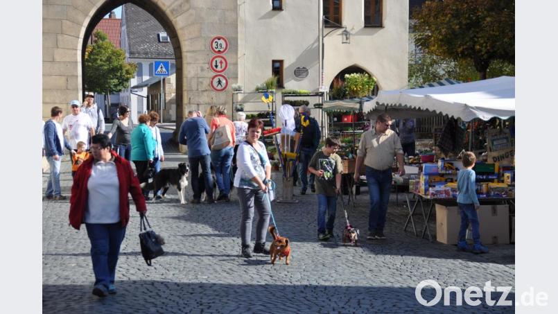 Das Wetter wäre ideal gewesen, für einen Bummel über den Stadtplatz. Doch beim Kirchweihmarkt war die Auswahl heuer nicht so groß, denn nur 17 Fieranten hatten die Buden aufgebaut. Bild: ak