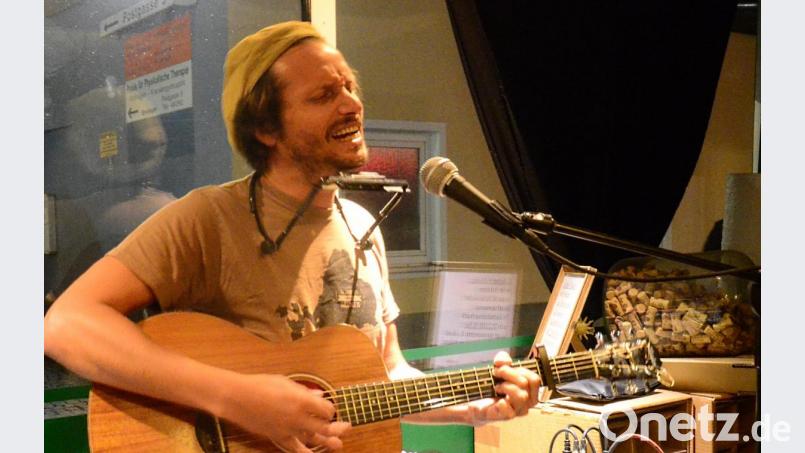 Folkmusik beim Schaufensterkonzert mit "Sleepwaker's Station" in der Milchbar. Bild: Kunz