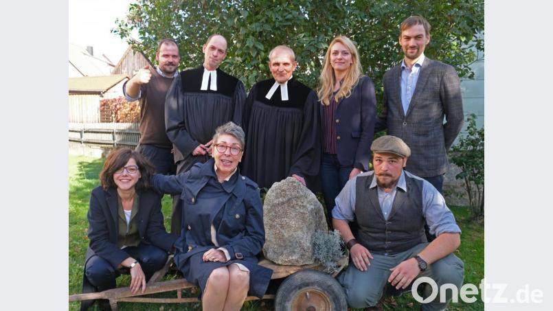 Die Familie von Herbert Sörgel (Mitte) ist beim Gottesdienst am Sonntagnachmittag dabei. Beeindruckt sind alle vom Abschiedsgeschenk des Kirchenvorstandes, einem Granitblock mit einem christlichen Symbol. Bild: nm