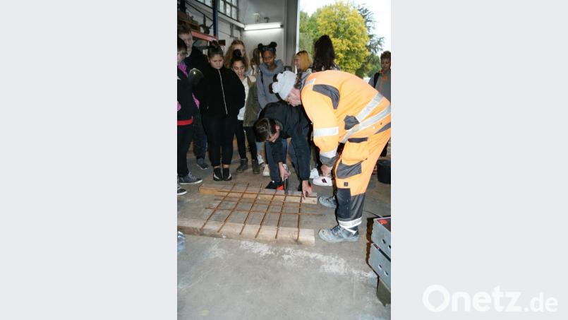 Dass sich auch Eisen flechten lässt, sahen die Besucher an dieser Station. Bild: Raimund Spandel/MM-PR GmbH/exb