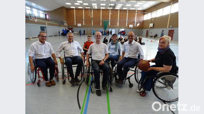 Beim Rollstuhlbasketball spielten auch die Ehrengäste Werner Nickl, Roland Grillmeier (von links) und stellvertretender Landrat Alfred Scheidler (Zweiter von rechts) mit. Bild: jzk