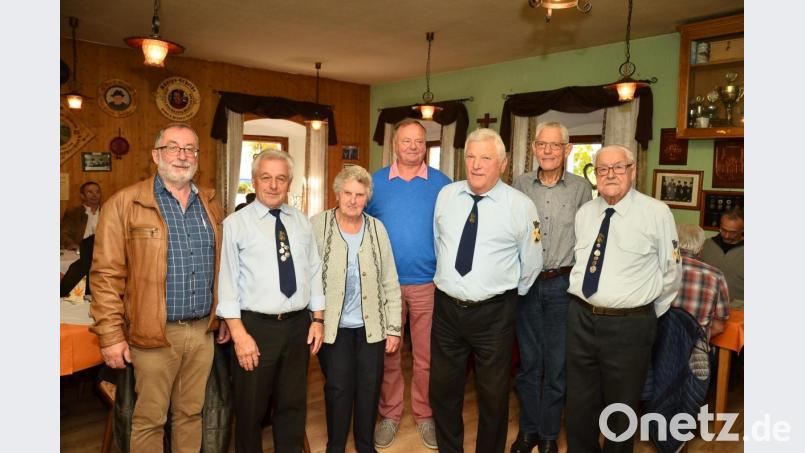Dem wiedergewählten Vorsitzenden Michael Hummer (rechts) stehen Anton Schwarzmeier, Reinhard Werner, Monika Wittmann, Peter Lottes, Anton Moll senior und Peter Zwick (von links) zur Seite. Bild: fjo