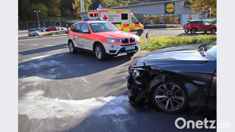 Rettungsdienst mit Notarzt sind an der Unfallstelle. Bild: jma