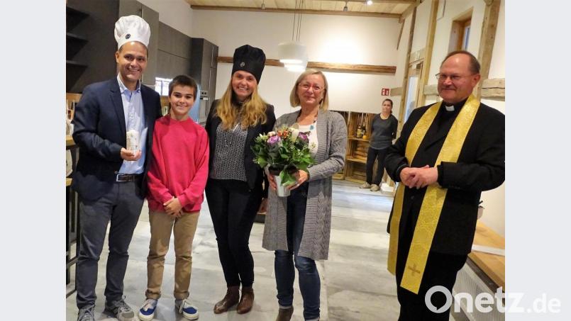 Pfarrer Heribert Stretz (rechts) segnete die Räume der Holler-Manufaktur von Leonhard und Elisabeth Zintl (von links mit Sohn Benedikt). Die Kochmützen erhielten beide von Architektin Sabine Unglaub. Bild: hl