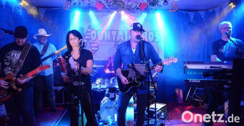 Dank des genialen Lead-Gitarristen und Mark-Knopfler-Verschnittes, Sascha Hahn (links), gibt es auf der Stage jede Menge Country, gemischt mit einer Prise Dire Straits: Bei den Mountaineros springt der Funke über. Bild: Kunz