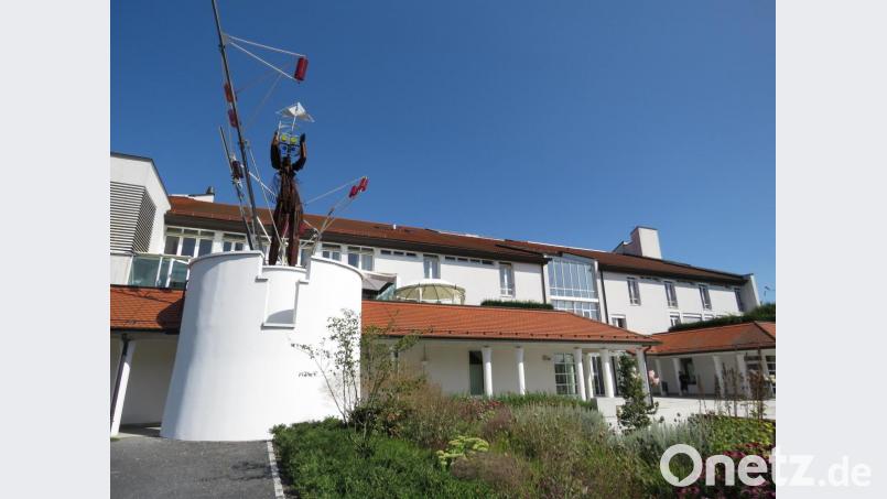 Von der Kurpromenade aus gesehen: Die weise Sibylle wacht in Neualbenreuth über Bad und Gäste... Bild: Ulla Britta Baumer