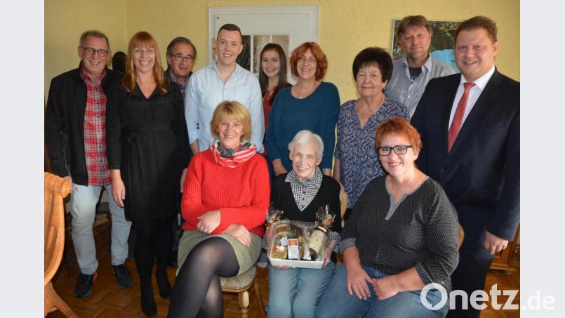 Ihren 85. Geburtstag feierte am Freitag Annemarie Zeus (sitzend, Mitte). Es gratulierten ihre Töchter Brigitte (vorne links) und Sabine (vorne rechts) sowie stehend (von links) Sohn Helmut, Tochter Andrea, Peter Pufler, Enkel Joshua mit Freundin Heidi, Tochter Kerstin, Vroni Halbauer, Schwiegersohn Jörg und Zweiter Bürgermeister Stefan Grillmeier. Bild: jr